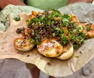 غذای خیابانی؛ ببینید تو گاری و پیاده رو با تخم مرغ آبپز چه لعنتی خوردنی میده به مشتری