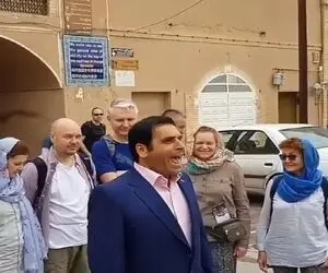 آواز سوزناک؛ داشت خوب پیش میرفت و جانسوز  برای توریستا میخوند تا گوشتکوب زدن رو پاش