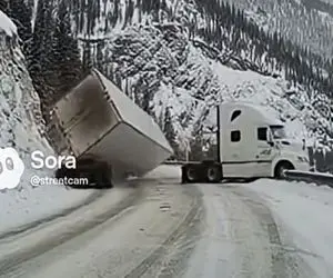 معماری طبیعت؛ کانتینر تریلی با کابین بهم پیچیدن کانتینر لیز خورد هر دو رفتن ته دره