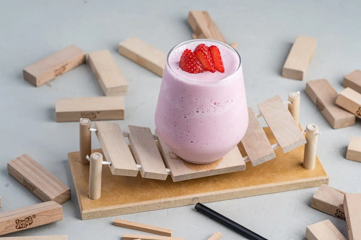 میلک شیک شکلات و توت فرنگی