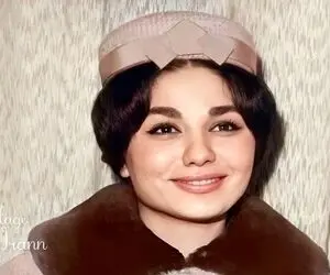 سفر به ایام قدیم سال 1341؛ قیافه فرح دیبا ماتم زده شکست عشقی در کنج اتاق دوران جاهلی