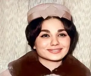 سفر به ایام قدیم سال 1341؛ قیافه فرح دیبا ماتم زده شکست عشقی در کنج اتاق دوران جاهلی