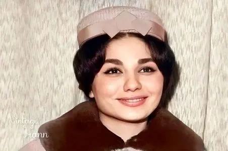 سفر به ایام قدیم سال 1341؛ قیافه فرح دیبا ماتم زده شکست عشقی در کنج اتاق دوران جاهلی