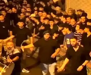 آواز جگرسوز؛ مهدی عبدی و علی علیپورتو عاشورای حسینی تو ازدحام کشون کشون هیئت چرخوندن