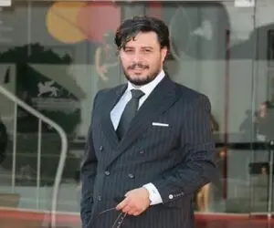 آواز شادانه؛ جواد عزتی داره این آهنگ شب پره رو تحلیل میکنه طرف خودشم نمیدونه چی خونده