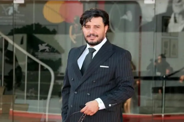 آواز شادانه؛ جواد عزتی داره این آهنگ شب پره رو تحلیل میکنه طرف خودشم نمیدونه چی خونده