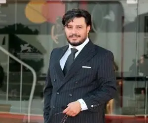 آواز شادانه؛ جواد عزتی داره این آهنگ شب پره رو تحلیل میکنه طرف خودشم نمیدونه چی خونده