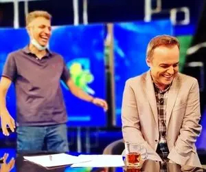 آواز احساسی؛ مجری فوتبال دل در آتش غمه رخت خوند از حافظ خوان ها زیبا تر