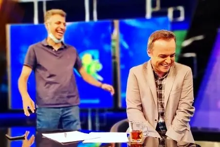 آواز احساسی؛ مجری فوتبال دل در آتش غمه رخت خوند از حافظ خوان ها زیبا تر