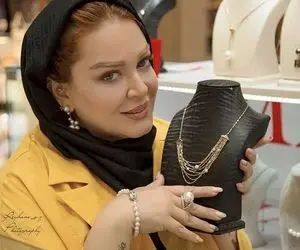 (عکس) تصویری عجیب از بهاره رهنما با شلوار بُته جِقه!