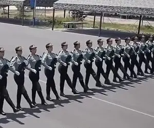 ابرقدرت تسلیحاتی / رژه زنان نظامی چینی که حتی یک میلی متر جلو عقب نیستن