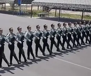 ابرقدرت تسلیحاتی / رژه زنان نظامی چینی که حتی یک میلی متر جلو عقب نیستن