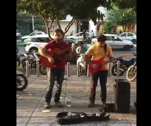 آواز خیابانی؛ ببینید آقاهه چه خفن کپی برابر اصل آهنگ دوستدارم فرزاد فرزین رو میخونه