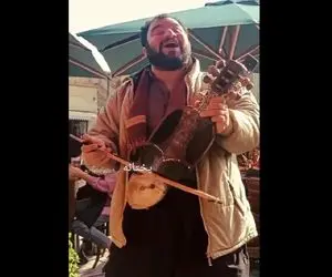 آواز خیابانی؛ ببینید دوره گرد چه موزیک افغانی میخونه اونم آهنگ لیلی لیلی لیلی بنازم