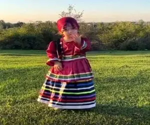 آواز شادونه؛ دختربچه سر زبون دار با آهنگ لاتی ولوم داده گنگ میخونه هاج و واج میمونی