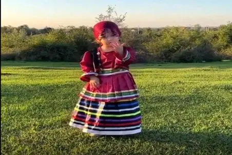 آواز شادونه؛ دختربچه سر زبون دار با آهنگ لاتی ولوم داده گنگ میخونه هاج و واج میمونی