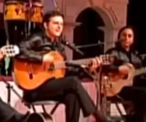 آواز پر احساس؛ صدای فوق‌العاده خواننده تو آهنگ آفتابگردون که فیسش خیلی کلاسیکه سال 79