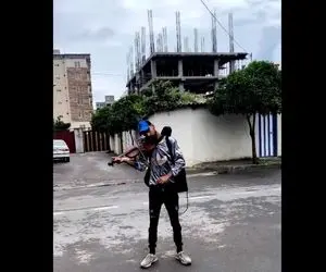 آواز خیابانی؛ پسر جوون چه سوزناک آهنگ دلم واسه غربت چشمات تنگه رو میخونه اشک درمیاره