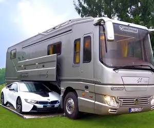 ماشین‌های لوکس؛ طبقه بالای این کامیون خونشه طبقه پایین هم پارکینگ ماشینش