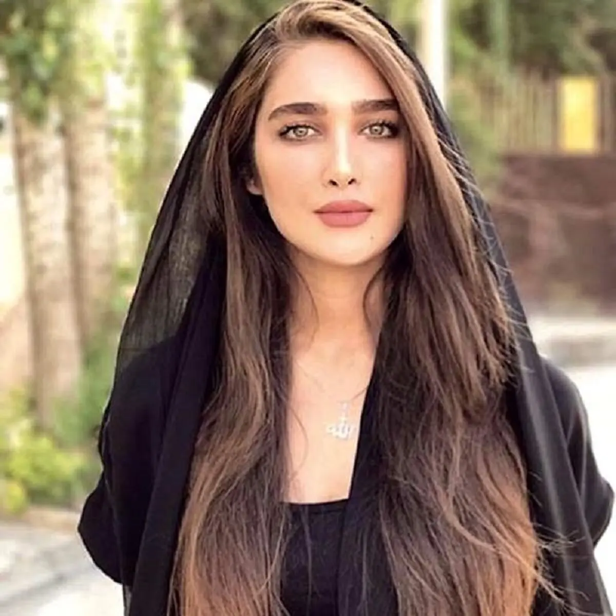عکس-حجاب-نامتعارف-آناشید-حسینی-آغوش-این-مرد-غریبه--14713