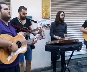 آواز خیابانی؛ چقدر آدم تو ترکیه به خاطر آهنگ فردا تو می آیی جمع شدن مدل موهاشون خاصه