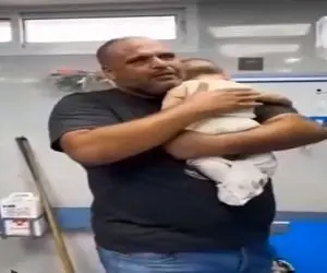 آواز جگرسوز؛ پدر نوزاد فوت شده اش رو در آغوش گرفته و براش لالایی میخونه غمباد میگیری