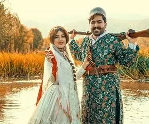 آواز محلی؛ رقص و آواز شیرازیا که خیلی باهم ندارن بیخ تا بیخ وایسادن بیچاره دامادو نگا