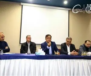 عصبانیت هواداران از حضور مرد پرحاشیه در جلسات استقلال