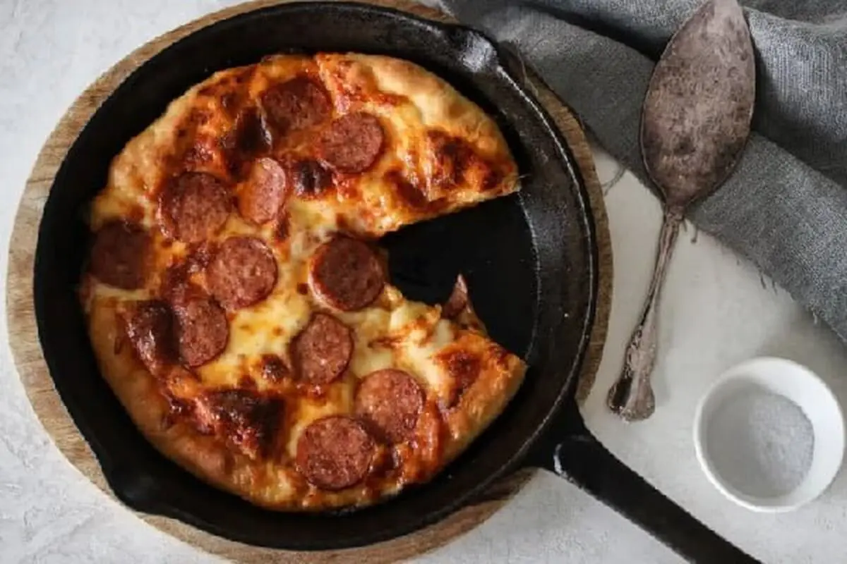 homemade-pizza-in-pan