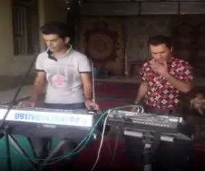 آواز محلی؛ جوان روستایی تو پارکینگ گروه ساز و آواز راه انداخت لامصب چه سوزناک میخونه