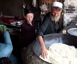 غذای خیابانی؛ کابلی پلوی جذابی که این پیرمرد ریش جو گندمی میپزه واقعا خوردن داره