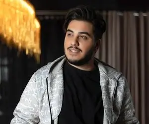 آواز شاد؛ آرون افشار خواست از حرکات خفن دوستاش عقب نمونه از بیرون سالن شروع کرد خوندن