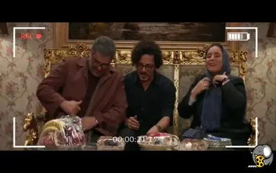 سکانس خندان/ پشت صحنه قهوه پدری یکی دیالوگ میگه یکی دیگه میخنده/صامتی از خنده غش کرده