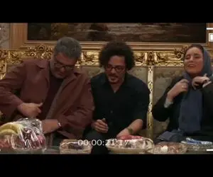 سکانس خندان/ پشت صحنه قهوه پدری یکی دیالوگ میگه یکی دیگه میخنده/صامتی از خنده غش کرده