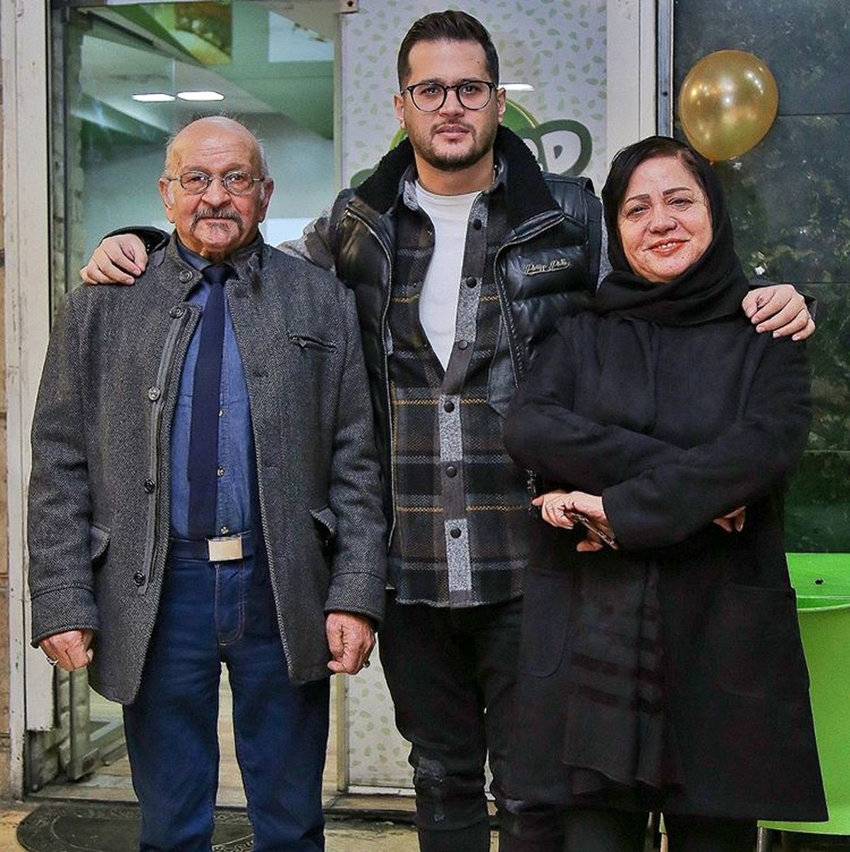 سیاوش خیرابی در کنار پدر و مادرش
