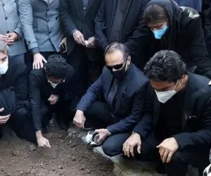 آواز جیگرسوز؛ همایون شجریان چه هق هق کنان بر پیکر پدرش در لحظه دفن با سوز میخونه