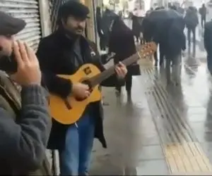 آواز خیابانی؛ ببینید گس بند چه عاشقانه تو بارون آهنگ عشق شکل پرواز پرندست رو میخونن