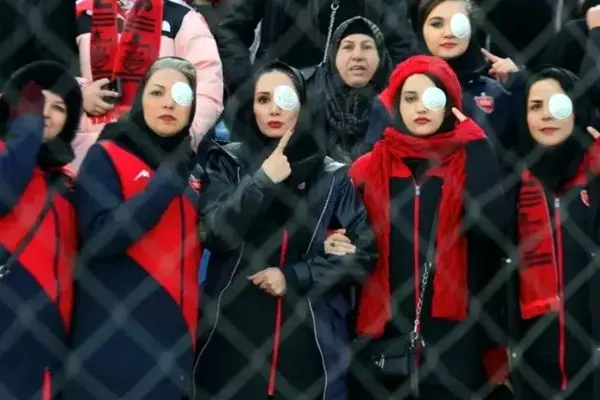 تماشاگران پرسپولیس به یاد هوادار مضروب