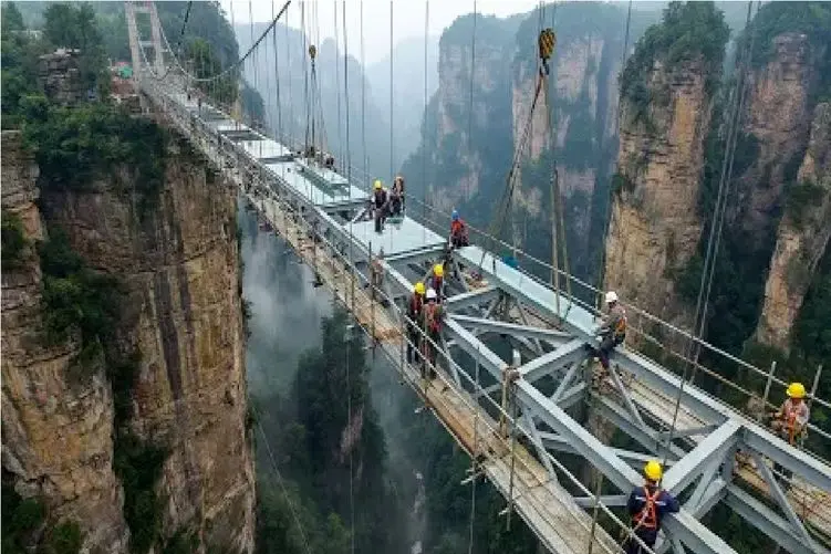 معماری خلاقانه؛ چینی ها پل شیشه‌ای ۳۷.۴ میلیون دلاری ساختن جاذبه رو به سخره بگیرن