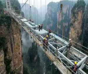 معماری خلاقانه؛ چینی ها پل شیشه‌ای ۳۷.۴ میلیون دلاری ساختن جاذبه رو به سخره بگیرن