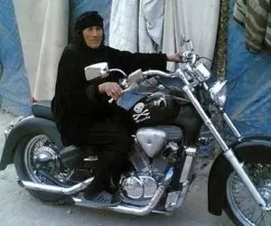 آواز احساسی؛ پسر مادرشو رو موتور سوار کرده و با آهنگ در قلب منی مادر چه شعفی دارن