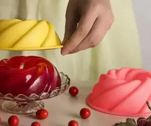 ترفندهای خانه داری؛ جدا کردن ژله از قالب برات شده دردسر؟ بیا ترفندشو بگم