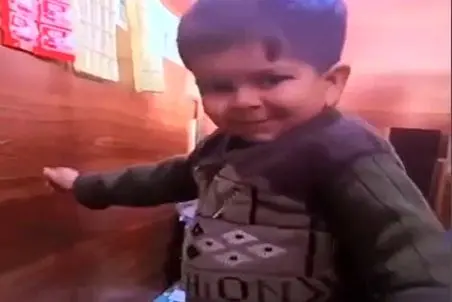 آواز شاد؛ ببینید این یه قطره پسر قند و عسل با تیپ پیر مردیش چه رقص نمکی میره