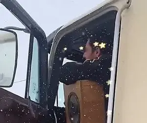 آواز شاد؛ راننده تو برف گیر کرده ولی چه رقصی میکنه کلا اتوبان رو به خط کرده!