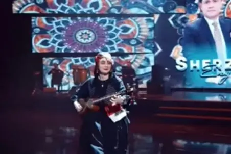 آواز محشر؛ نوازندگی دختر ایرانی تو یه کشور دیگه که حسابی پرچم وطنشو برد بالا