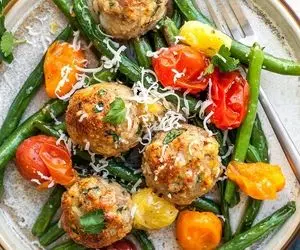 طرز پخت کوفته گوشت با لوبیا سبر و گوجه گیلاسی 