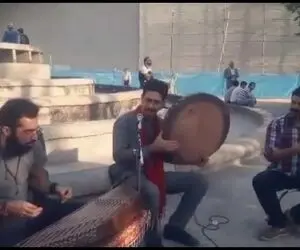 آواز خیابانی؛ ببینید گروه ز هیچ چه دلنواز و هماهنگ آهنگ مرغ سحر رو میزنن و میخونن