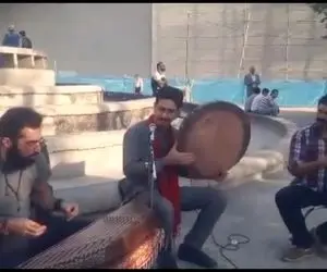 آواز خیابانی؛ ببینید گروه ز هیچ چه دلنواز و هماهنگ آهنگ مرغ سحر رو میزنن و میخونن