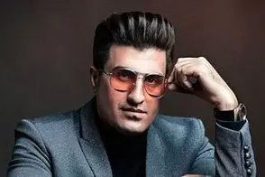 آواز شاد؛ محسن لرستانی چنان با ادا و اصول پر بغض آهنگ فردا تو میایی رو خوند و رقصیدن