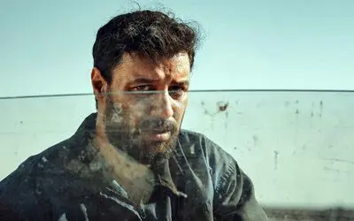 تصویر برهنه جواد عزتی در وحشی جنجال‌ به‌ پا کرد